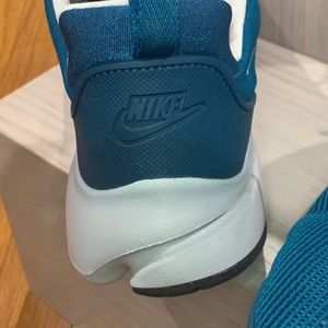 Nike Blue and White Girls Size 6 US